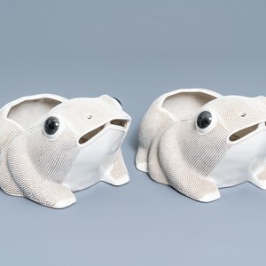 Une paire de jardinières de forme grenouille en biscuit émaillé, Chine, 19ème — photo 1