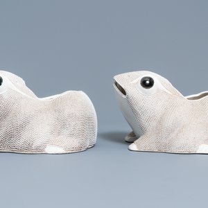 Une paire de jardinières de forme grenouille en biscuit émaillé, Chine, 19ème — photo 3