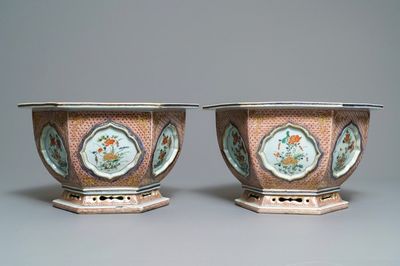 Une paire de jardinières de forme hexagonale en porcelaine de Chine famille verte, Kangxi/Yongzheng