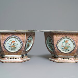 Une paire de jardinières de forme hexagonale en porcelaine de Chine famille verte, Kangxi/Yongzheng — photo 2