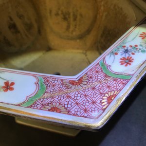Une paire de jardinières de forme hexagonale en porcelaine de Chine famille verte, Kangxi/Yongzheng — photo 23