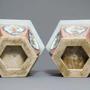 Une paire de jardinières de forme hexagonale en porcelaine de Chine famille verte, Kangxi/Yongzheng — photo 6