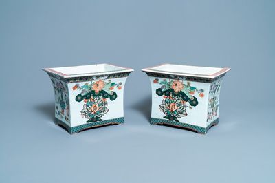 Une paire de jardinières de forme rectangulaire en porcelaine de Chine famille rose, 19ème