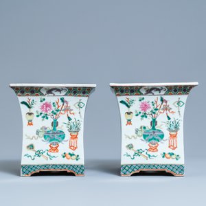 Une paire de jardinières de forme rectangulaire en porcelaine de Chine famille rose, 19ème — photo 3