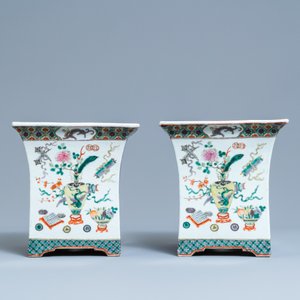 Une paire de jardinières de forme rectangulaire en porcelaine de Chine famille rose, 19ème — photo 5