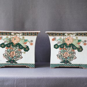 Une paire de jardinières de forme rectangulaire en porcelaine de Chine famille rose, 19ème — photo 9
