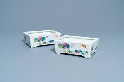 Une paire de jardinières de forme rectangulaire en porcelaine de Chine famille rose, 19ème