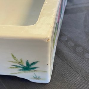 Une paire de jardinières de forme rectangulaire en porcelaine de Chine famille rose, 19ème — photo 8