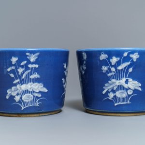 Une paire de jardinières en porcelaine de Chine blanc sur bleu, 19ème — photo 2