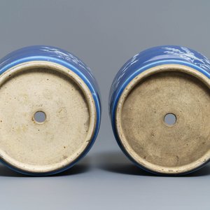 Une paire de jardinières en porcelaine de Chine blanc sur bleu, 19ème — photo 6