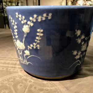 Une paire de jardinières en porcelaine de Chine blanc sur bleu, 19ème — photo 9
