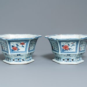 Une paire de jardinières en porcelaine de Chine en bleu, blanc et rouge, 18/19ème — photo 1