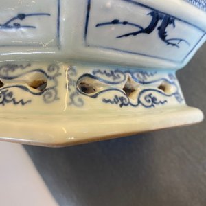 Une paire de jardinières en porcelaine de Chine en bleu, blanc et rouge, 18/19ème — photo 9