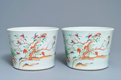 Une paire de jardinières en porcelaine de Chine famille rose à décor de pêches, 19ème