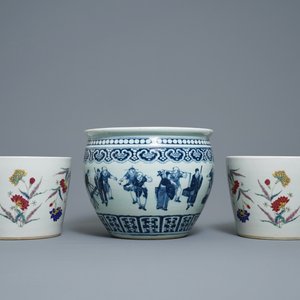 Une paire de jardinières en porcelaine de Chine famille rose et une en bleu et blanc, 19ème — photo 2