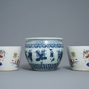 Une paire de jardinières en porcelaine de Chine famille rose et une en bleu et blanc, 19ème — photo 5