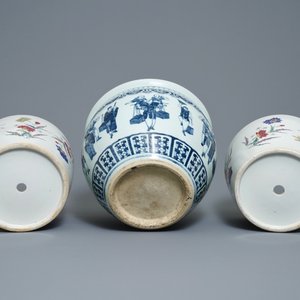 Une paire de jardinières en porcelaine de Chine famille rose et une en bleu et blanc, 19ème — photo 7