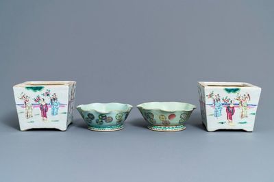 Une paire de jardinières et deux bols en porcelaine de Chine famille rose, 19ème