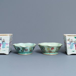 Une paire de jardinières et deux bols en porcelaine de Chine famille rose, 19ème — photo 1