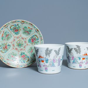 Une paire de jardinières et un plat à fond céladon en porcelaine de Chine famille rose, 19ème — photo 1