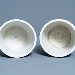 Une paire de jardinières et un plat à fond céladon en porcelaine de Chine famille rose, 19ème — photo 6