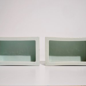 Une paire de jardinières rectangulaires en porcelaine de Chine céladon monochrome à décor en relief, marque de Yongzheng, 19ème — photo 6