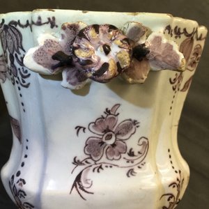 Une paire de jardinières sur supports en faïence de Delft manganèse, 18ème — photo 11
