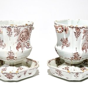 Une paire de jardinières sur supports en faïence de Delft manganèse, 18ème — photo 2