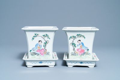 Une paire de jardinières sur supports en porcelaine de Chine famille rose, marque de Qianlong, République