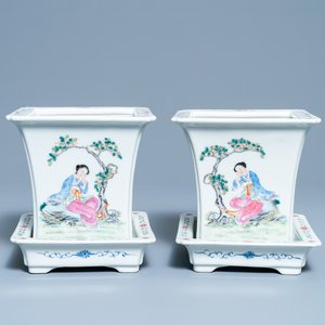 Une paire de jardinières sur supports en porcelaine de Chine famille rose, marque de Qianlong, République — photo 1