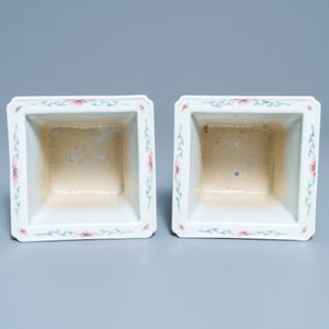 Une paire de jardinières sur supports en porcelaine de Chine famille rose, marque de Qianlong, République — photo 7