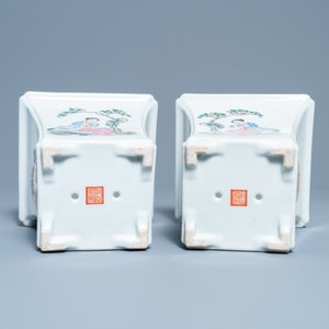 Une paire de jardinières sur supports en porcelaine de Chine famille rose, marque de Qianlong, République — photo 8