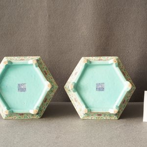 Une paire de jardinières sur supports en porcelaine de Chine famille rose, marque de Qianlong, Jiaqing — photo 11