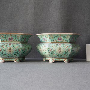 Une paire de jardinières sur supports en porcelaine de Chine famille rose, marque de Qianlong, Jiaqing — photo 12