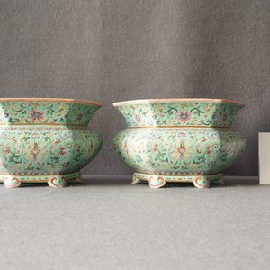 Une paire de jardinières sur supports en porcelaine de Chine famille rose, marque de Qianlong, Jiaqing — photo 13