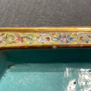 Une paire de jardinières sur supports en porcelaine de Chine famille rose, marque de Qianlong, Jiaqing — photo 18