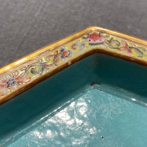 Une paire de jardinières sur supports en porcelaine de Chine famille rose, marque de Qianlong, Jiaqing — photo 19