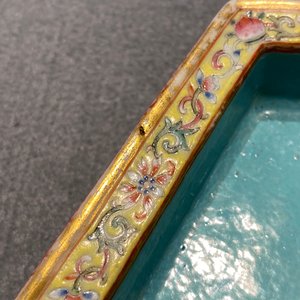 Une paire de jardinières sur supports en porcelaine de Chine famille rose, marque de Qianlong, Jiaqing — photo 20