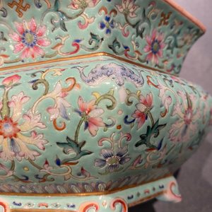 Une paire de jardinières sur supports en porcelaine de Chine famille rose, marque de Qianlong, Jiaqing — photo 23