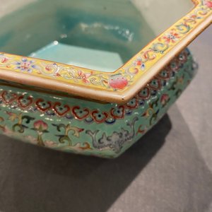 Une paire de jardinières sur supports en porcelaine de Chine famille rose, marque de Qianlong, Jiaqing — photo 24