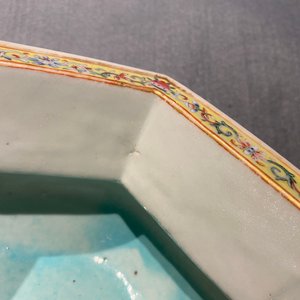 Une paire de jardinières sur supports en porcelaine de Chine famille rose, marque de Qianlong, Jiaqing — photo 25