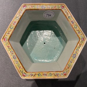 Une paire de jardinières sur supports en porcelaine de Chine famille rose, marque de Qianlong, Jiaqing — photo 27