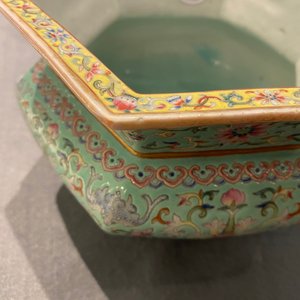 Une paire de jardinières sur supports en porcelaine de Chine famille rose, marque de Qianlong, Jiaqing — photo 28