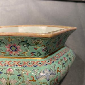 Une paire de jardinières sur supports en porcelaine de Chine famille rose, marque de Qianlong, Jiaqing — photo 30