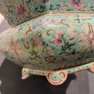 Une paire de jardinières sur supports en porcelaine de Chine famille rose, marque de Qianlong, Jiaqing — photo 31