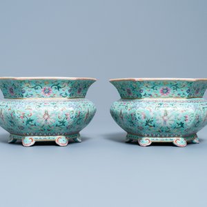Une paire de jardinières sur supports en porcelaine de Chine famille rose, marque de Qianlong, Jiaqing — photo 4