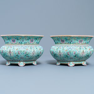 Une paire de jardinières sur supports en porcelaine de Chine famille rose, marque de Qianlong, Jiaqing — photo 7