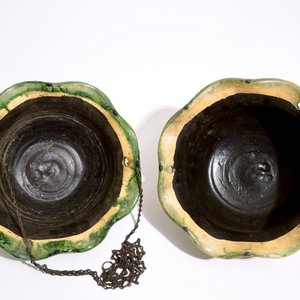 Une paire de jardinières, une paire de lampes à suspendre et une corbeille en poterie flamande, 20ème — photo 12