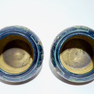 Une paire de jardinières, une paire de lampes à suspendre et une corbeille en poterie flamande, 20ème — photo 13