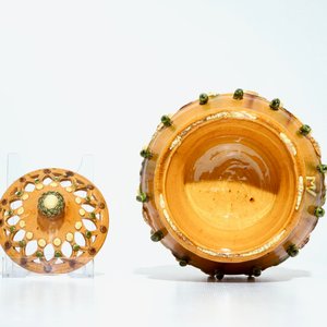 Une paire de jardinières, une paire de lampes à suspendre et une corbeille en poterie flamande, 20ème — photo 15